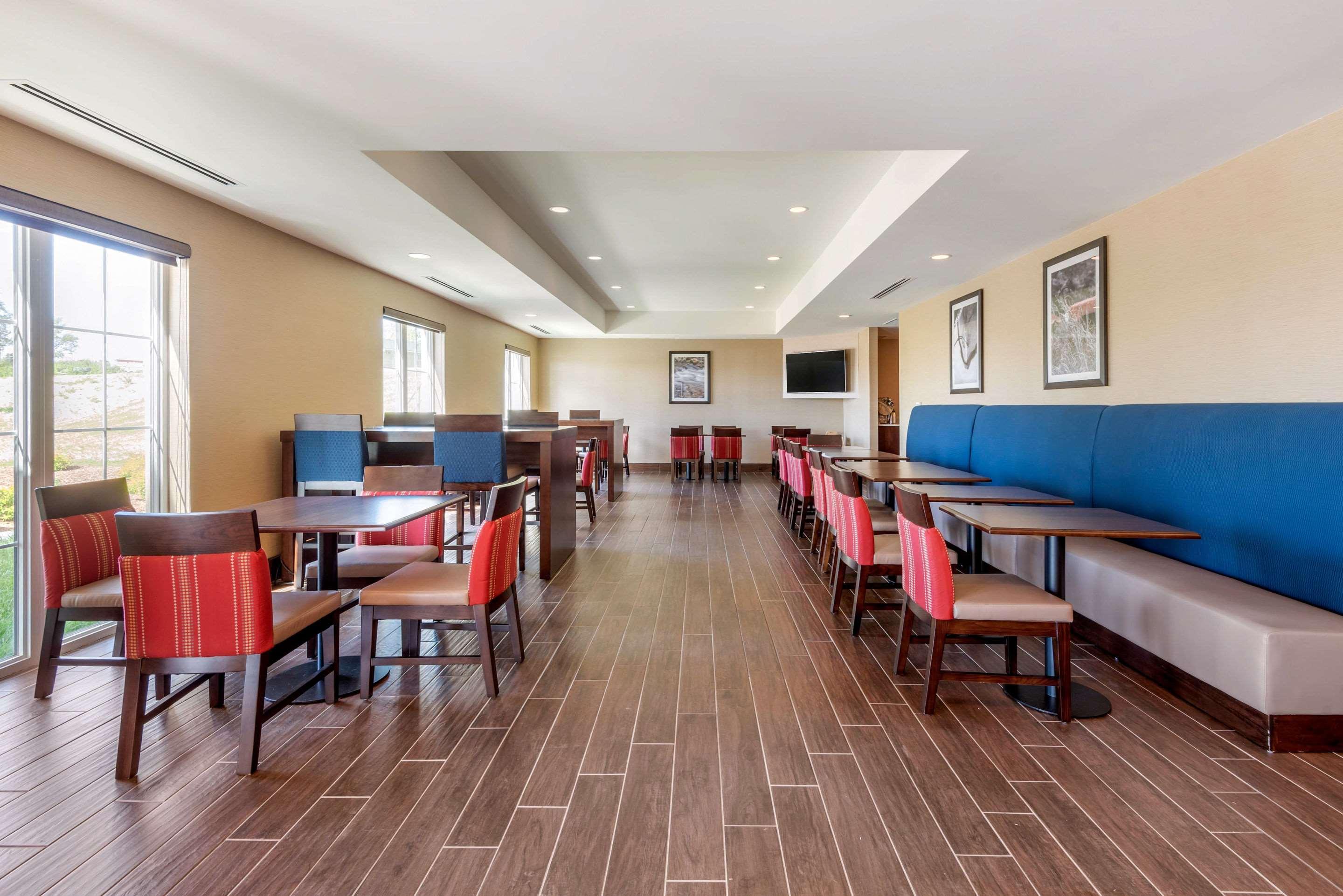 Comfort Inn & Suites Greater Napanee Exterior foto