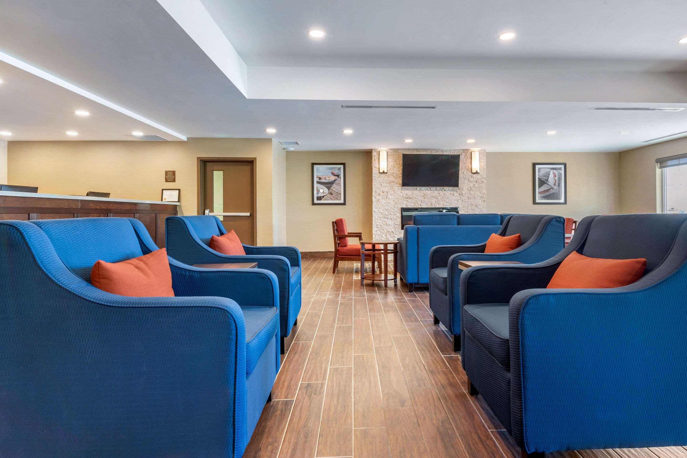Comfort Inn & Suites Greater Napanee Exterior foto